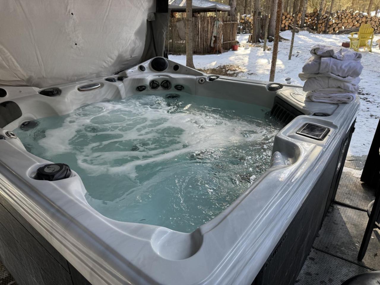 Rustic Cozy Cabin With Hot Tub Bragg Creek Eksteriør billede