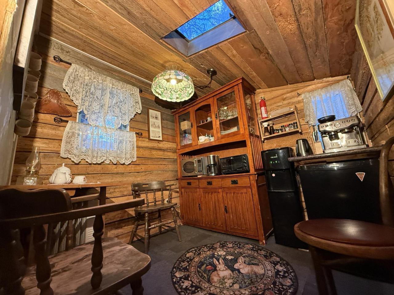 Rustic Cozy Cabin With Hot Tub Bragg Creek Eksteriør billede